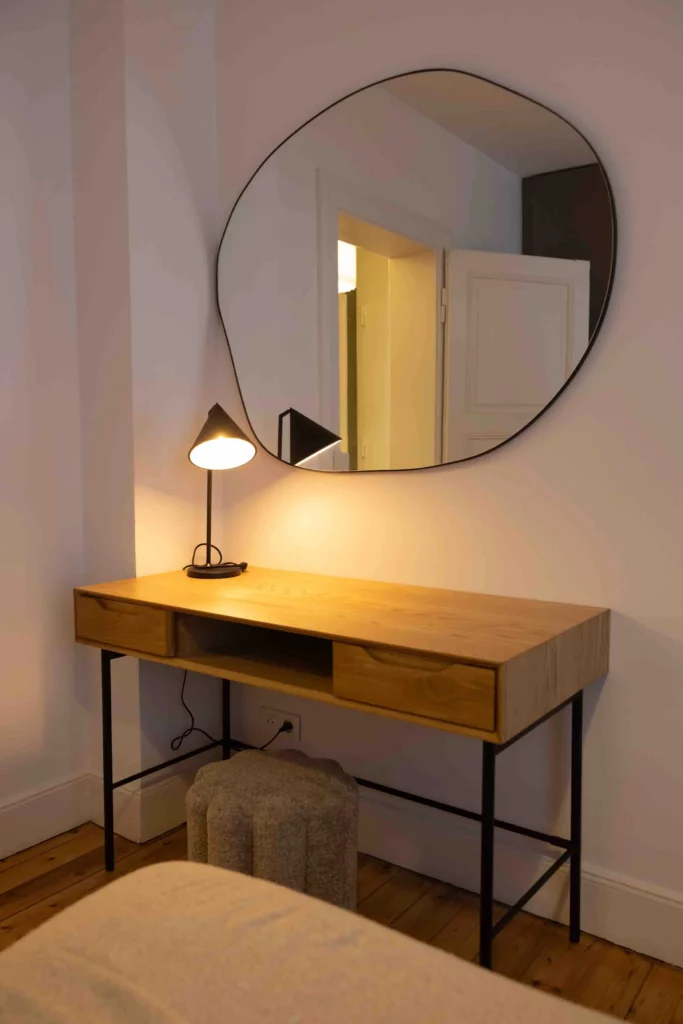 Bureau et miroir AMPM