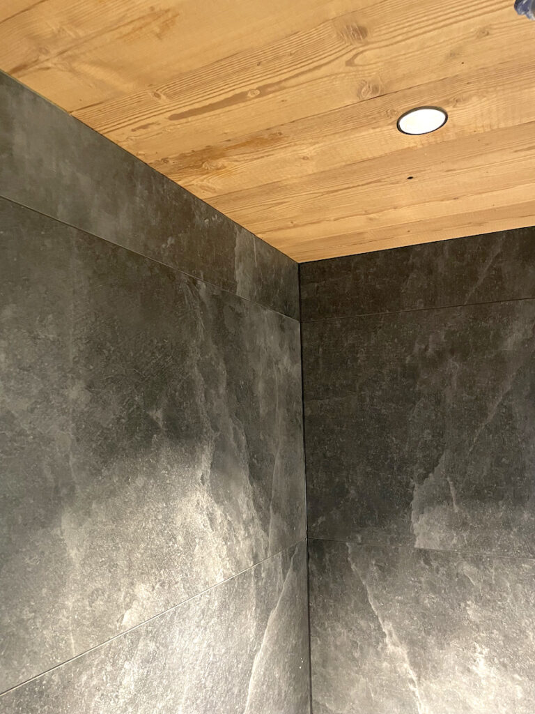 Une salle de bain rénové par un architecte intérieur spécialisé chalet