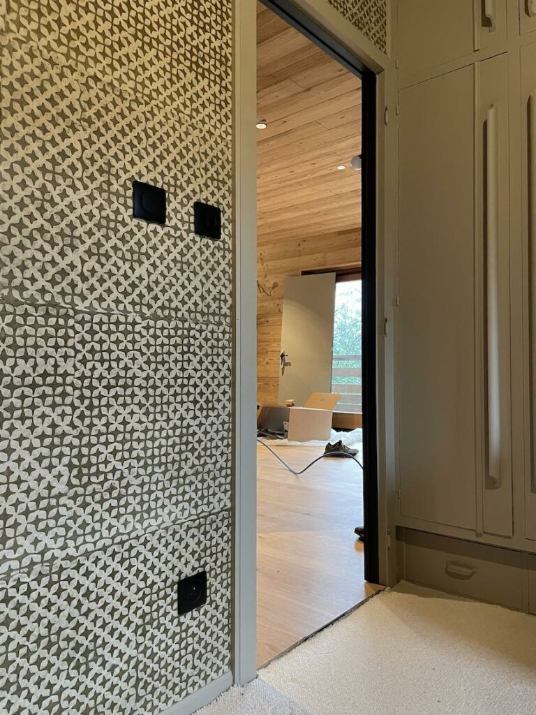 Une chambre rénovée par un architecte intérieur spécialisé chalet