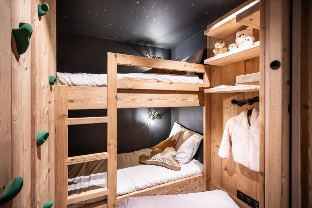 Du gris anthracite dans une chambre de chalet, par Claire Muller en Savoie.