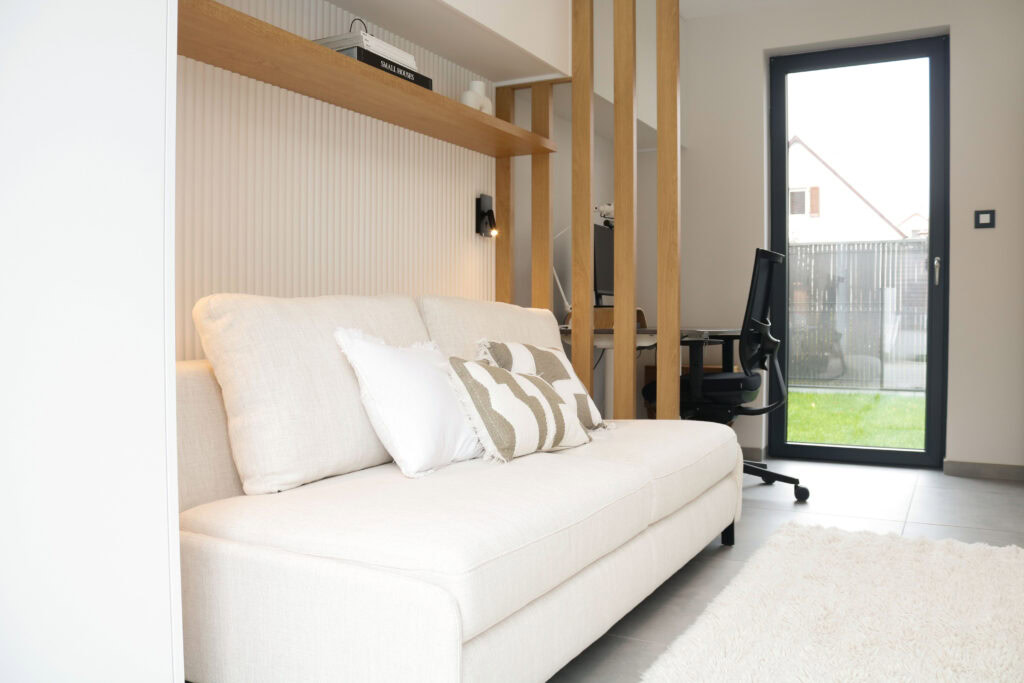 Découvrez cette pièce hybride - home office et chambre d'amis, séparée par un claustra.