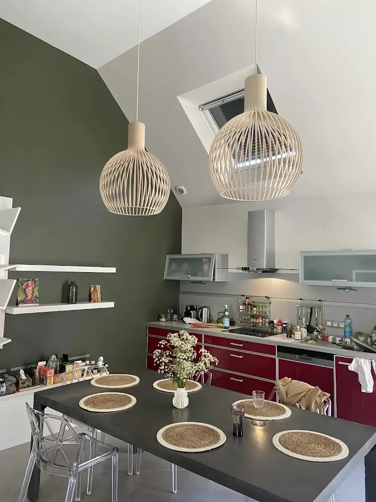 Suspension octo couleur bois bouleau avec mur vert olive