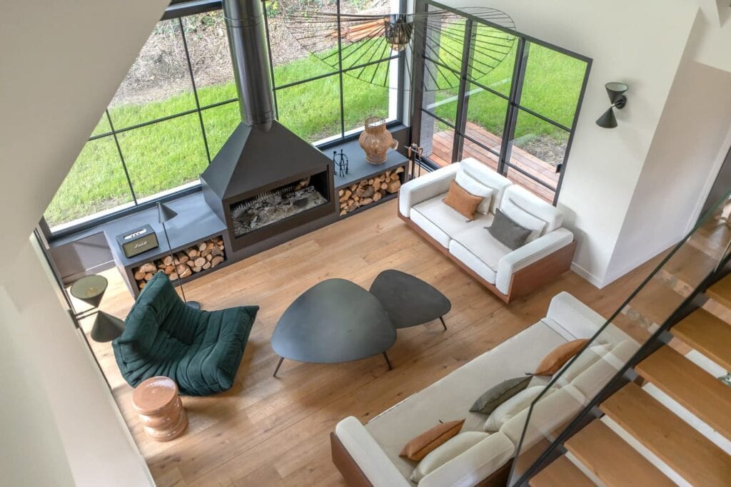À Villeneuve d’Ascq, cette ancienne ferme de 400 m², déjà rénovée dans un premier temps, s’est offert une nouvelle respiration grâce à une intervention ciblée de notre architecte d'intérieure Lisa
