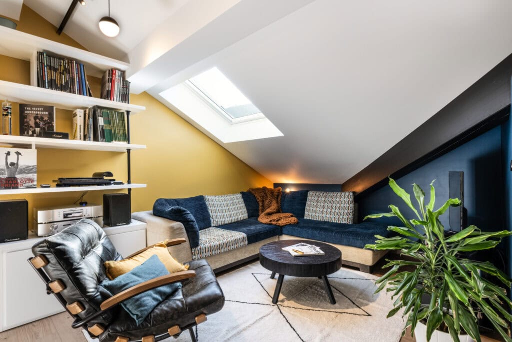 aménagement sous comble avec bibliothèque sur mesure