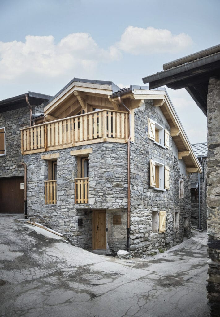 Porte d'entrée en bois naturel pour cet appartement de Montagne