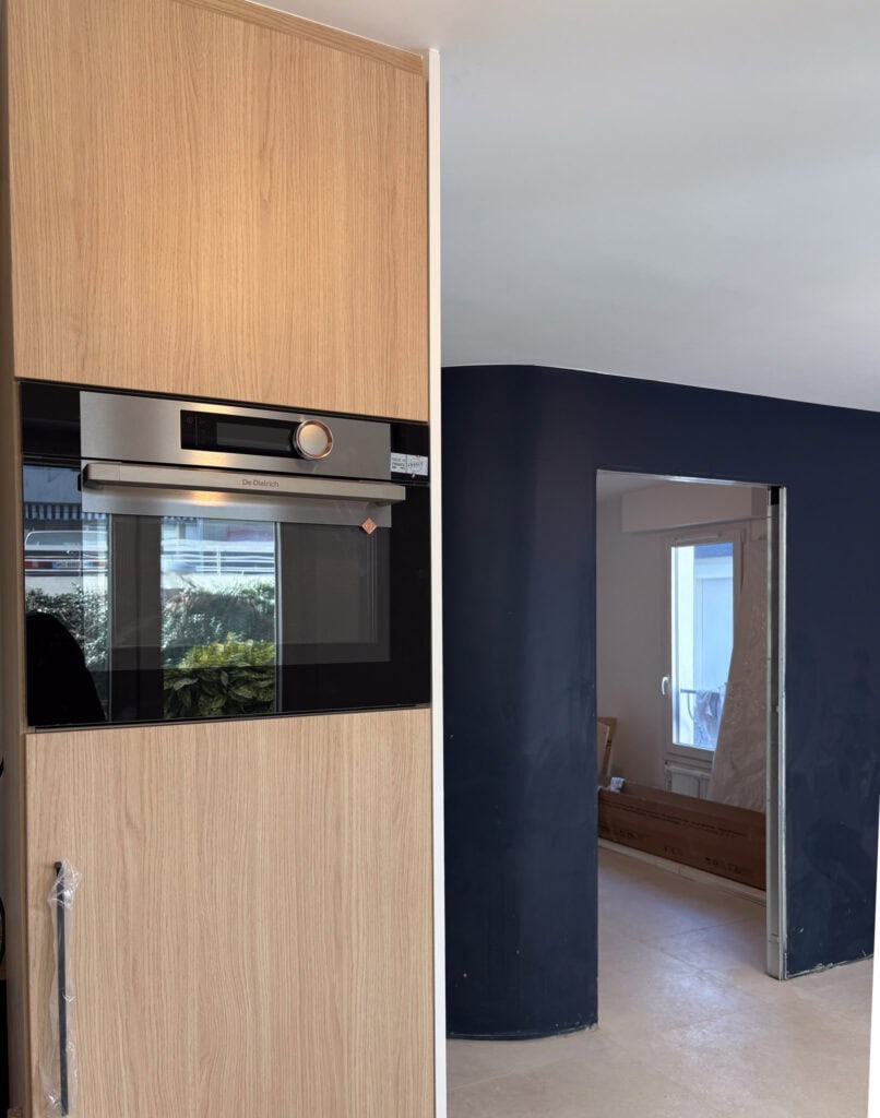 bleu profond dans le salon