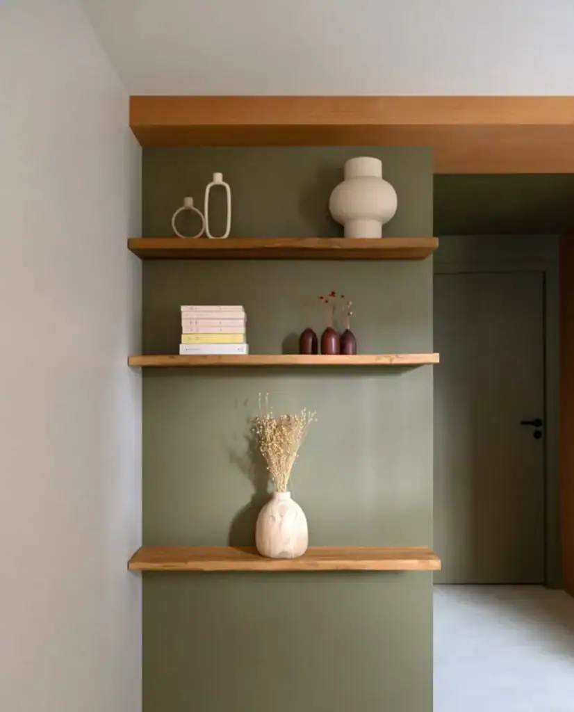 peinture khaki avec planche en bois