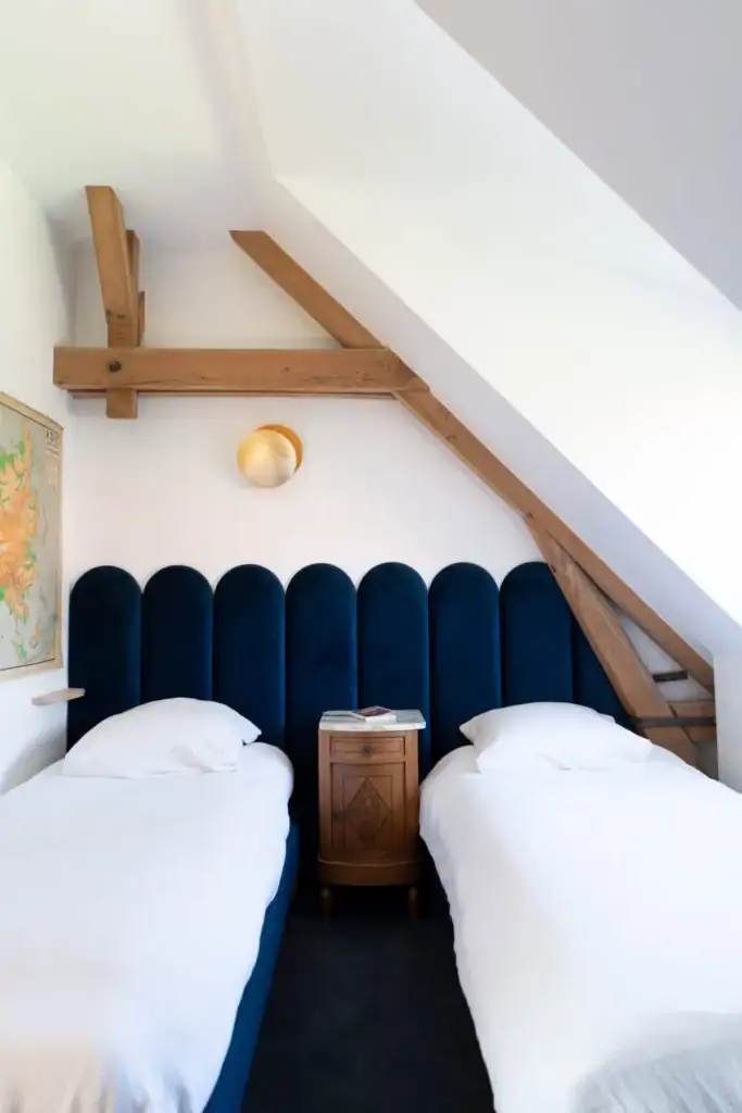 bleu roi chambre tête de lit