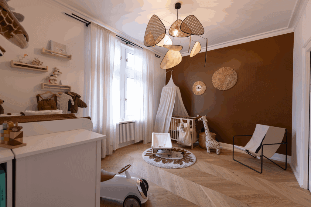 couleur camel sur un mur de chambre enfant