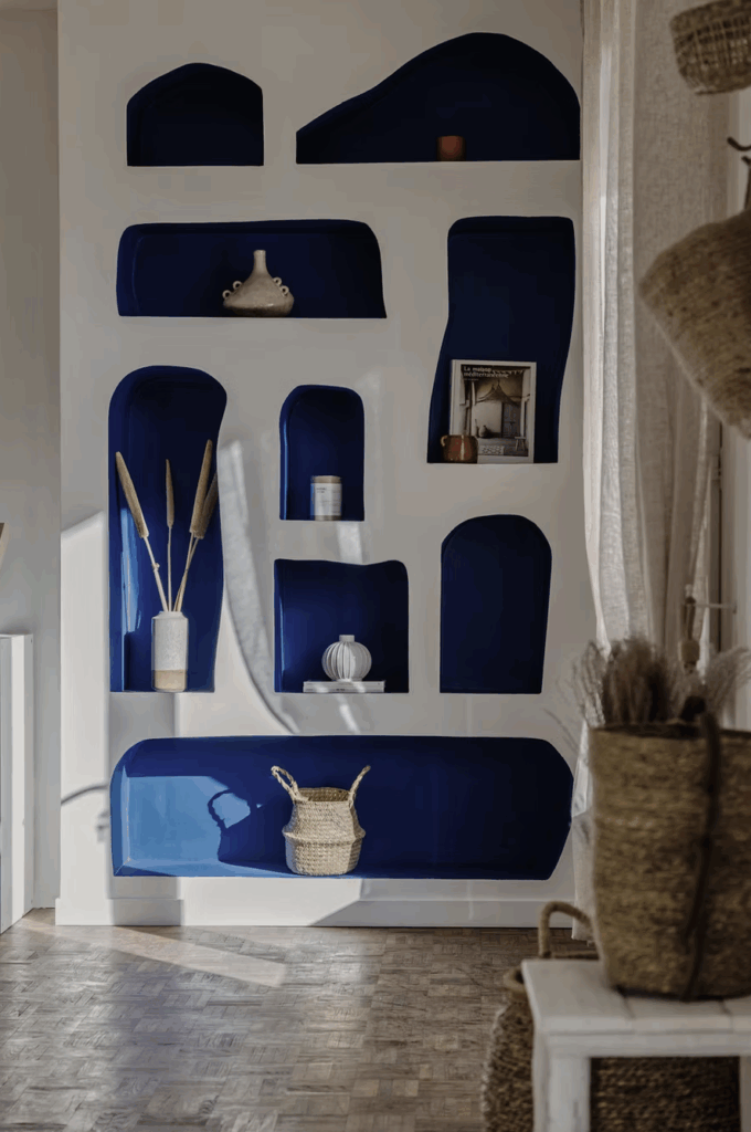 arche asymétrique avec niche en bleu klein