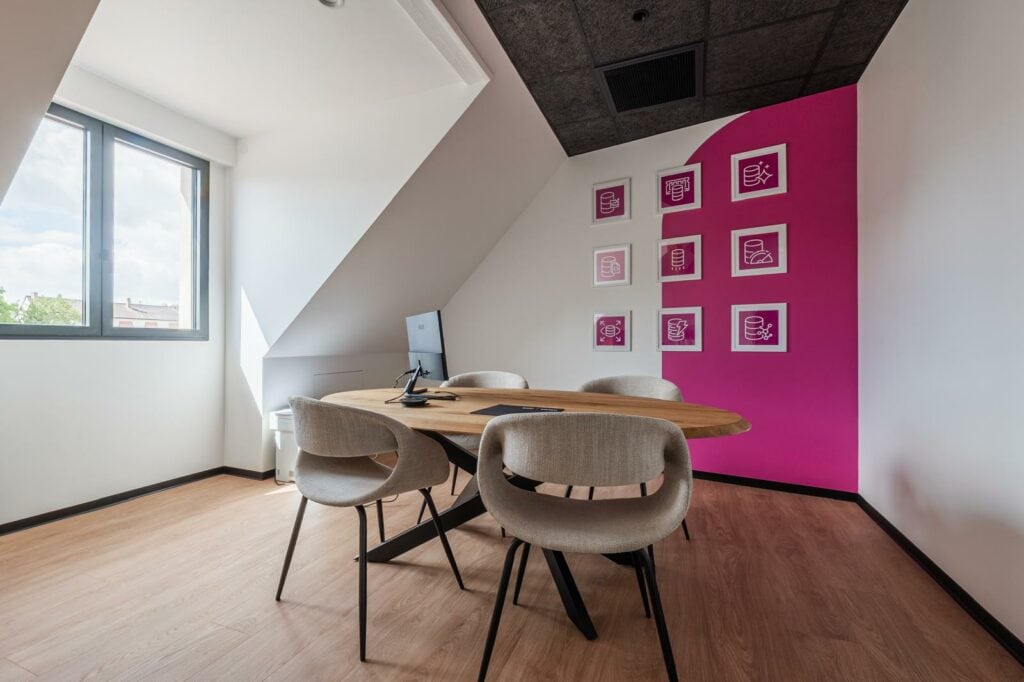 Exemple de réalisation par nos architectes d'intérieur de Strasbourg pour la décoration d'un bureau d'une société dans le Cloud.