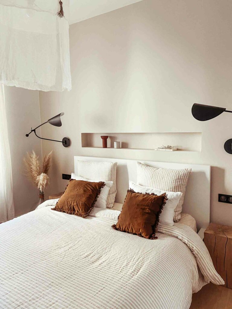 Niche tête de lit en placo beige avec appliques murales
