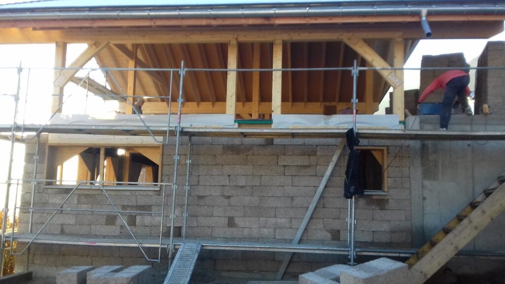 isolation avec bloc de chanvre d'un chalet en construction