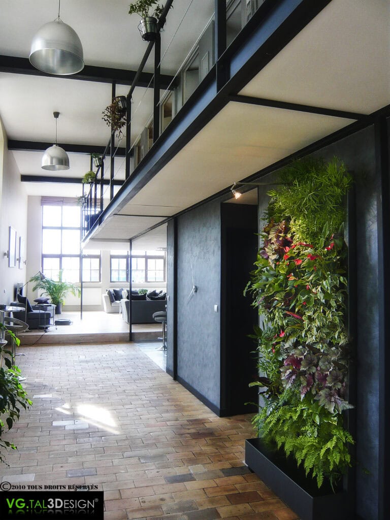 Exemple de mur végétal vivant dans un couloir d'entreprise