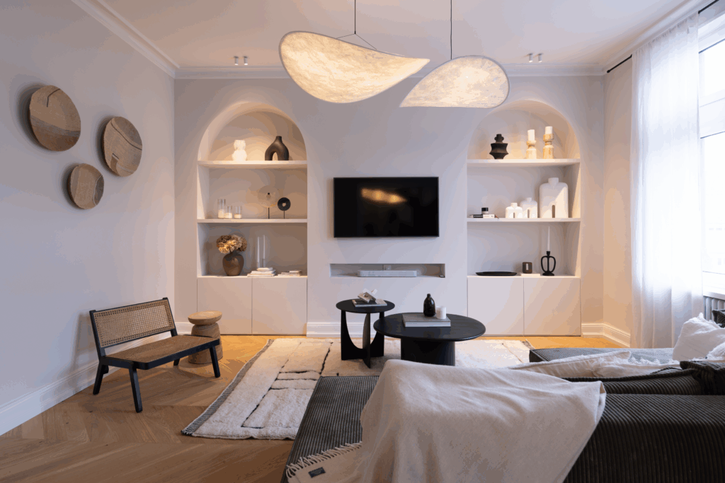 Découvrez ce magnifique salon scandinave avec des arches en placo