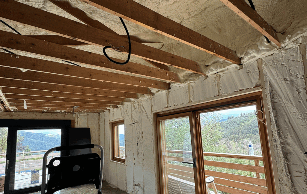 Découvrez comment la mousse isolante peut vous aider pour votre logement montagnard.