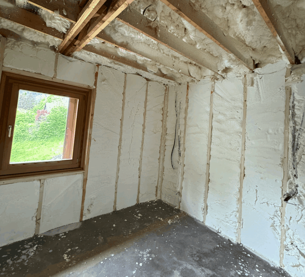 Isolation à la mousse polyuréthane par nos architectes d'intérieur de chalet, projet de rénovation d'un chalet vosgien Silent Wood.