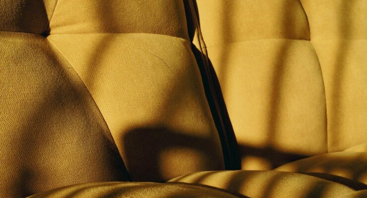 Quelle couleur associer avec un canapé jaune moutarde ?