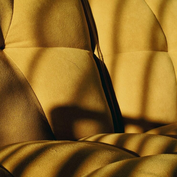 Quelle couleur associer avec un canapé jaune moutarde ?