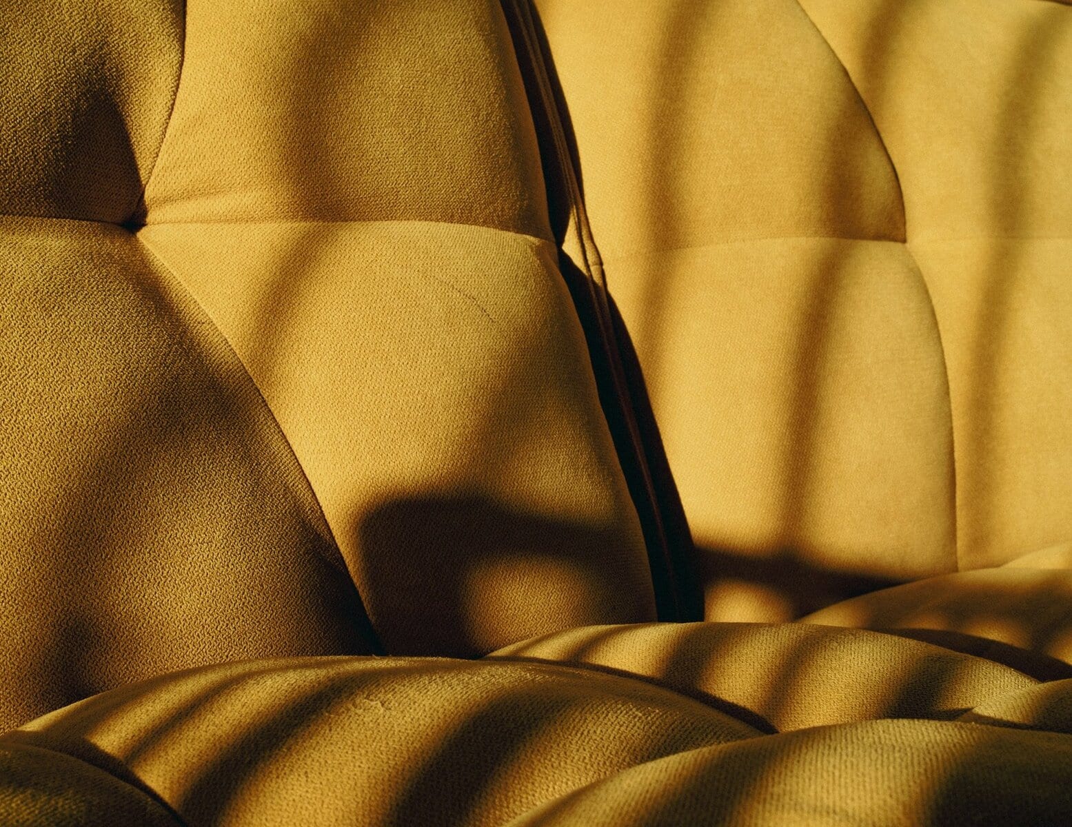 Quelle couleur associer avec un canapé jaune moutarde ?