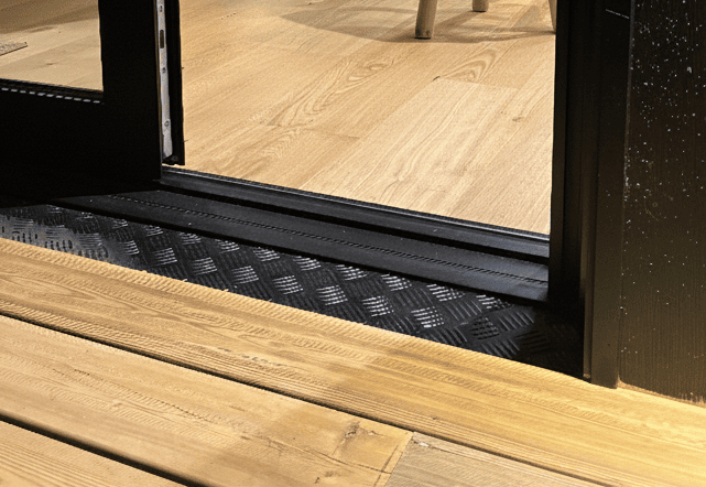 bavette en aluminium en partie basse de la baie vitrée