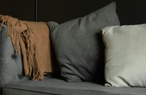 Quelle déco avec un canapé gris anthracite pour un salon cosy ?