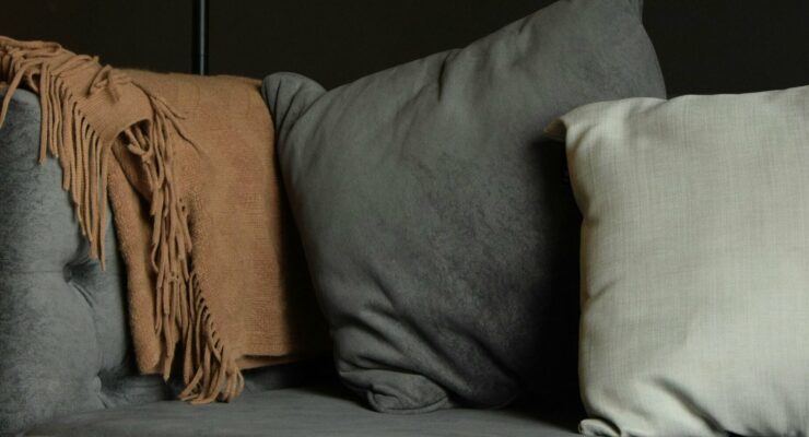 Quelle déco avec un canapé gris anthracite pour un salon cosy ?