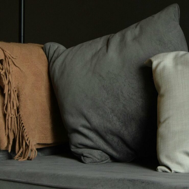 Quelle déco avec un canapé gris anthracite pour un salon cosy ?