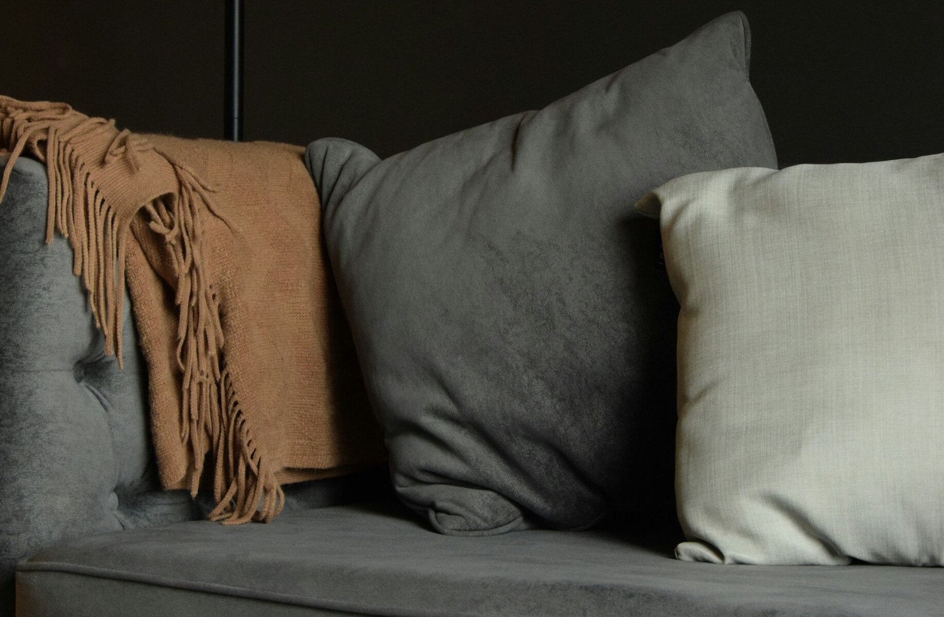 Quelle déco avec un canapé gris anthracite pour un salon cosy ?