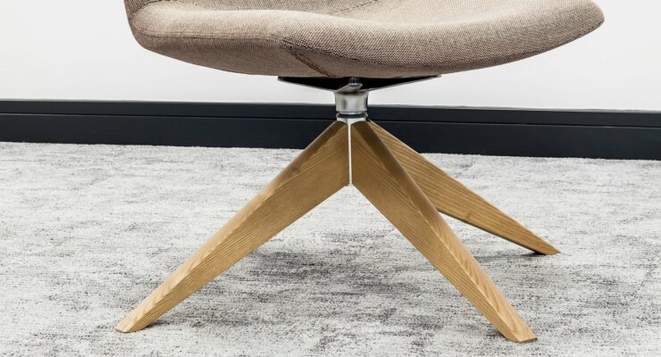 La chaise tripode : l’icône du design qui révolutionne nos intérieurs depuis 70 ans