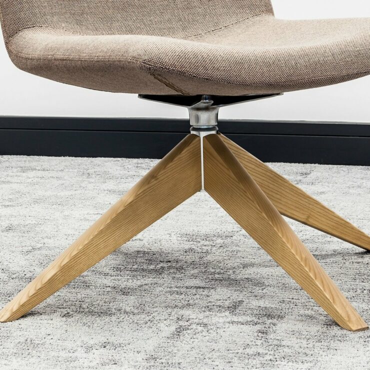 La chaise tripode : l’icône du design qui révolutionne nos intérieurs depuis 70 ans