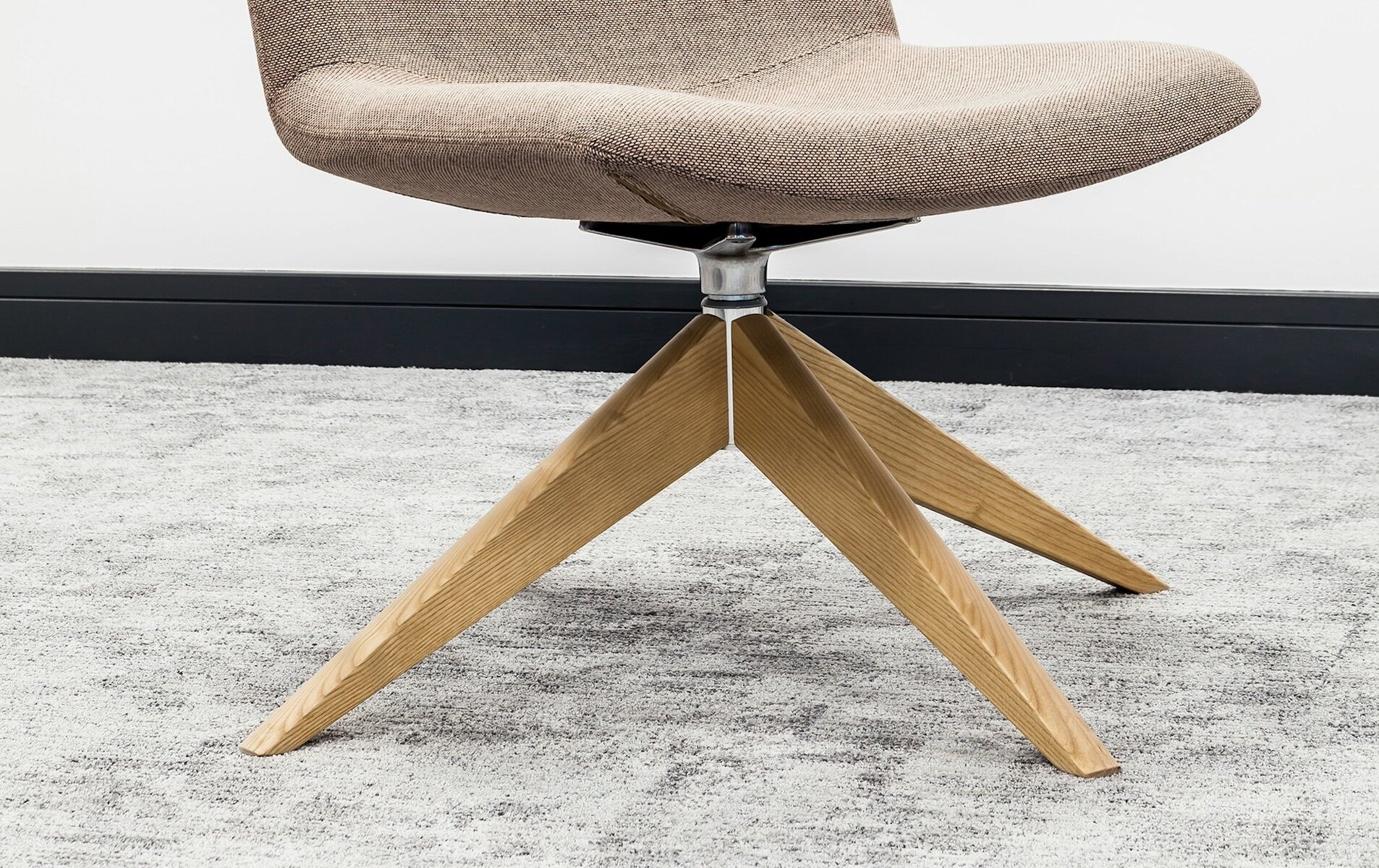 La chaise tripode : l’icône du design qui révolutionne nos intérieurs depuis 70 ans