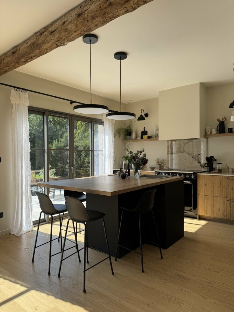 ilot noir avec plan de travail bois