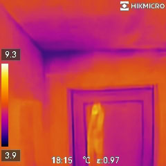 Exemple de pont thermique (zone violette) dans l'angle gauche haut.