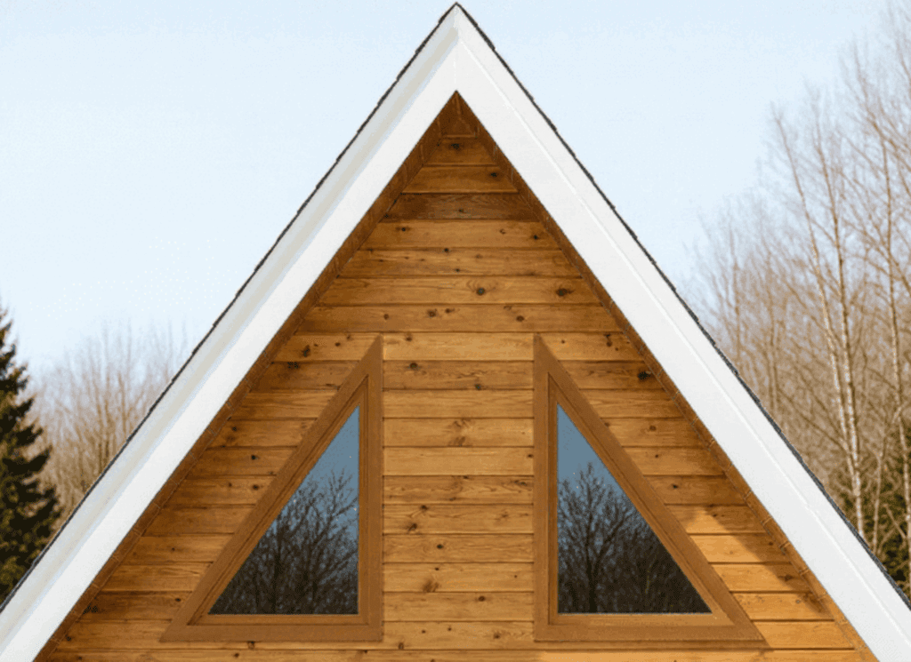 fenetre triangulaire en bois sur un chalet