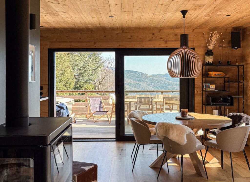 baie vitrée coulissante à côté d'une cuisine 