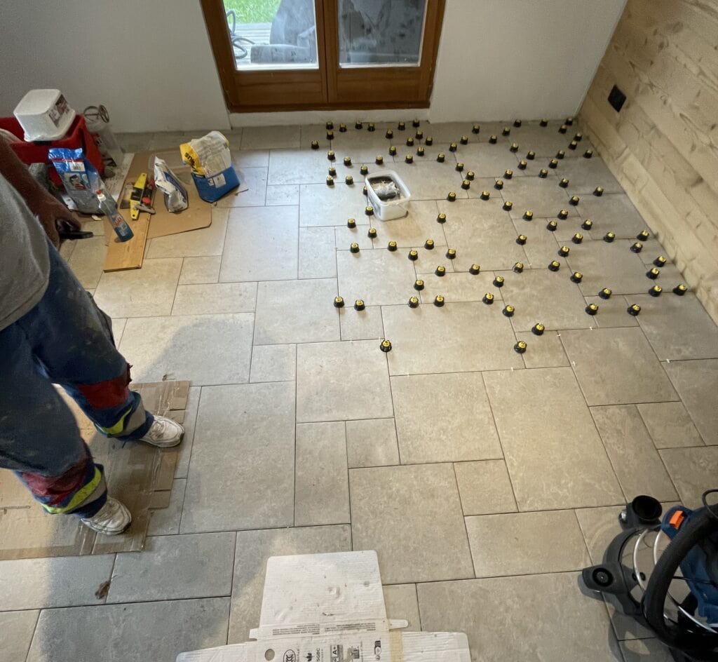 Faire poser son carrelage par le même artisan que le ragréage : un levier d’économies et de sérénité