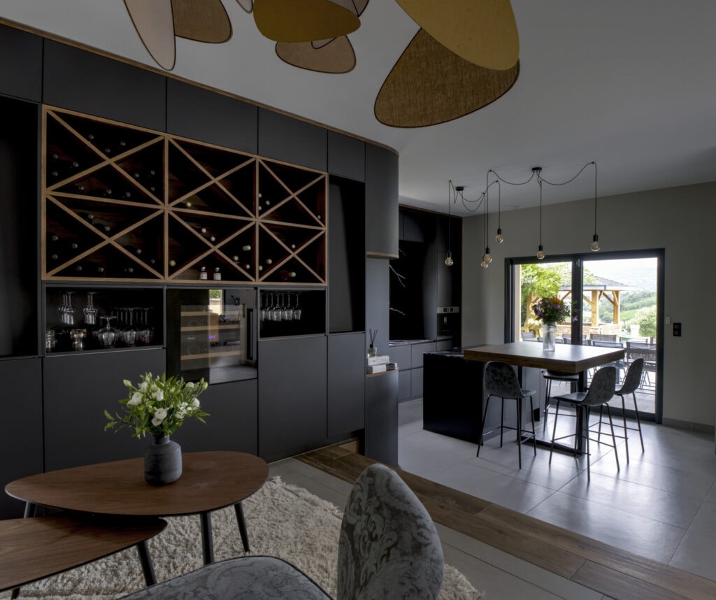 salon noir avec cave à vin d'architecte d'intérieur paris