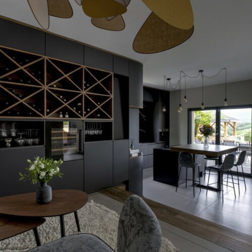 Cuisine sur-mesure avec cave à vin proche de Bourg-en-Bresse