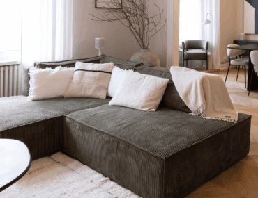 Quelle couleur associer avec un canapé vert foncé ?