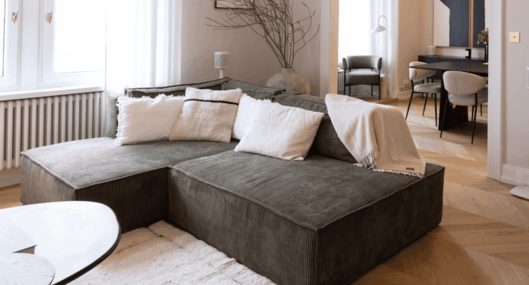 Quelle couleur associer avec un canapé vert foncé ?