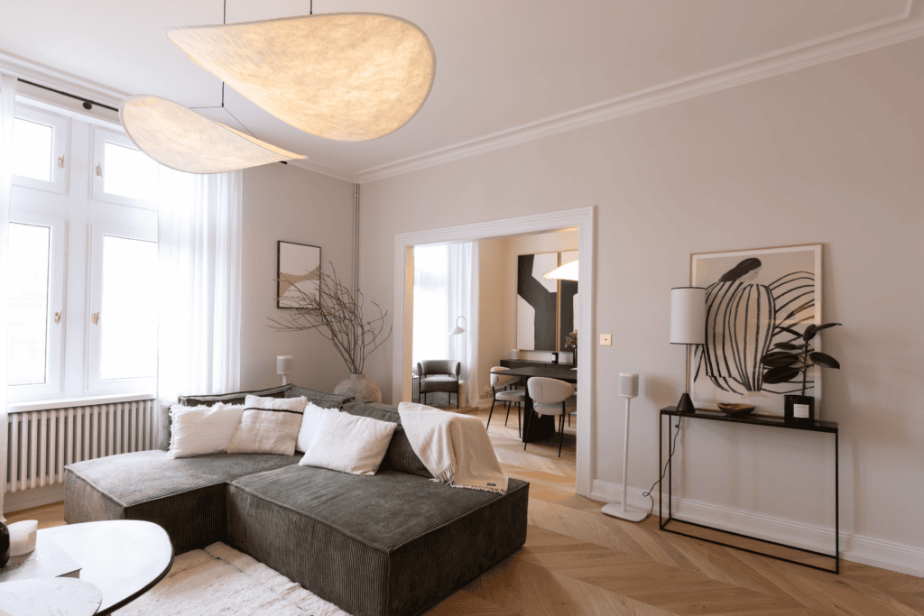 Salon avec canapé vert foncé de notre projet Arte