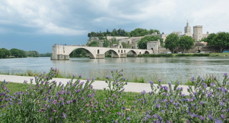 Choisir la meilleure agence immobilière à Avignon : le guide pour réussir votre opération