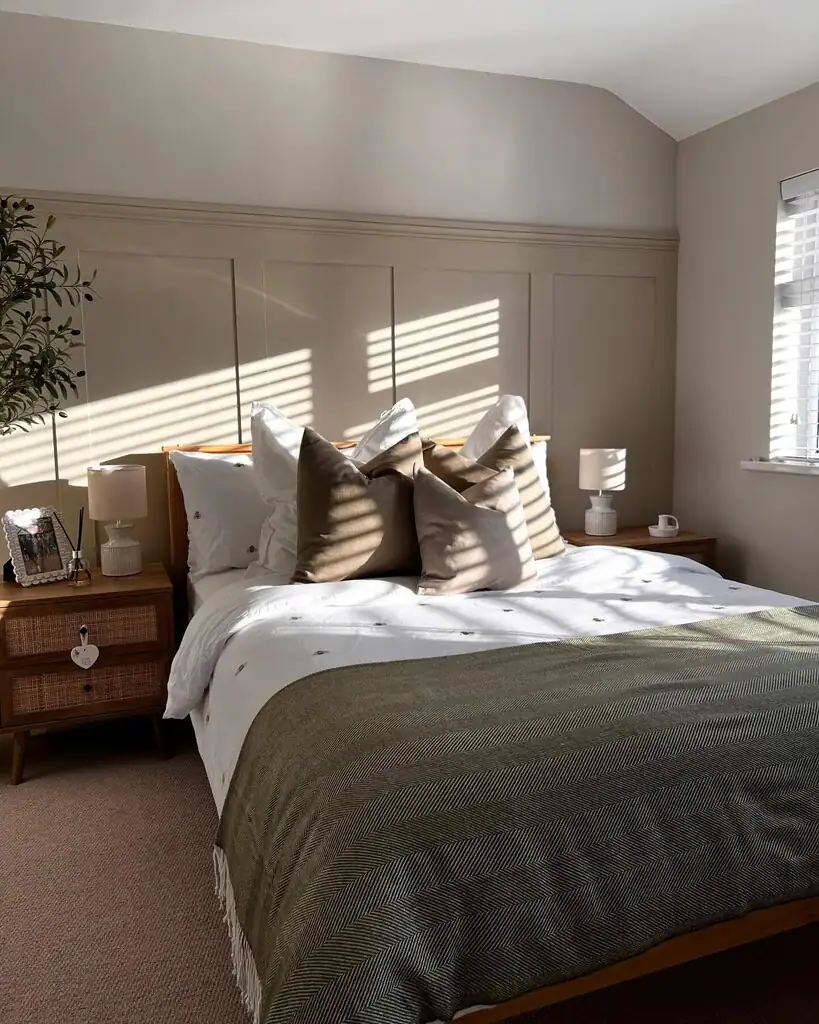 Un mur blanc cassé ou beige fait très bien ressortir le vert foncé