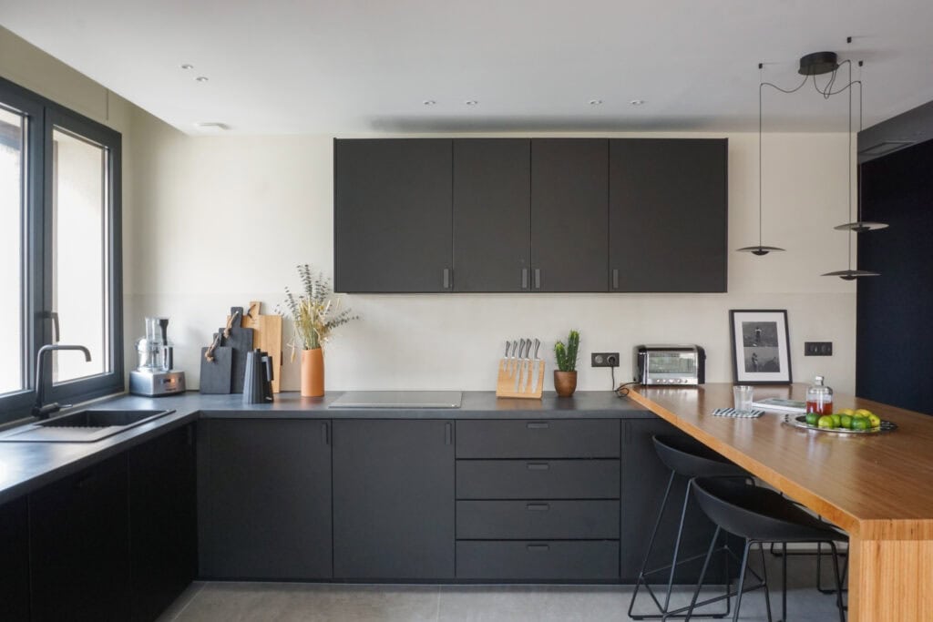 cuisine en U noir et bois