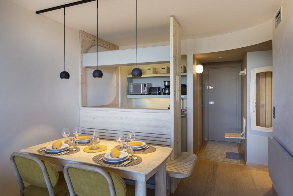 Charlotte Perriand est partout. Les cuisines ouvertes ? C'est elle qui les a popularisées dès les années 1950