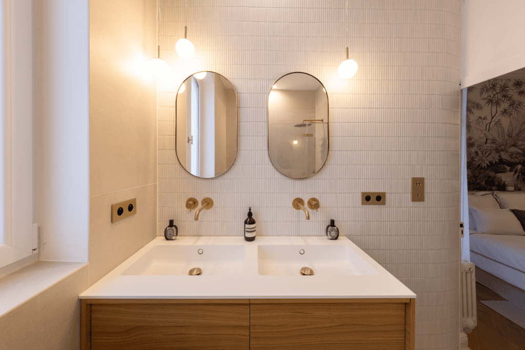 Meuble double vasque avec robinetterie encastrée à Strasbourg par Emelyne, notre responsable Design.