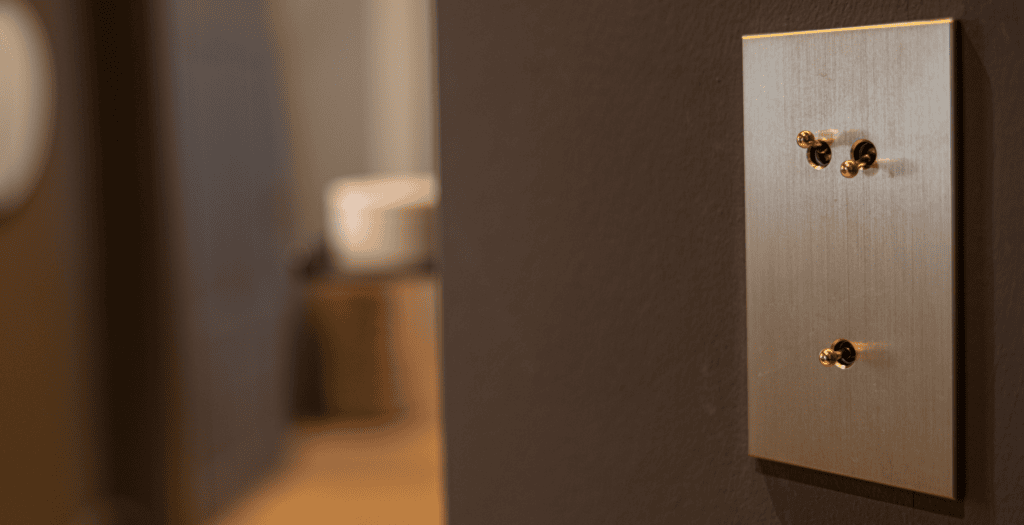Interrupteur en laiton brossé : le détail qui sublime votre intérieur