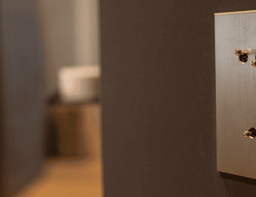 Interrupteur en laiton brossé : le détail qui sublime votre intérieur