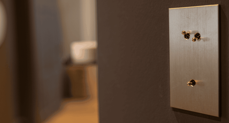 Interrupteur en laiton brossé : le détail qui sublime votre intérieur